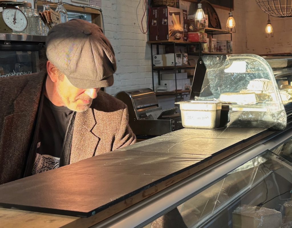 echoppe-des-fromages-Max-comptoir-2 Échoppe des fromages Max Dubois